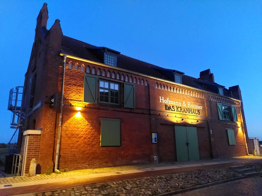 Das Kranhaus an der Elbe in der Dämmerung