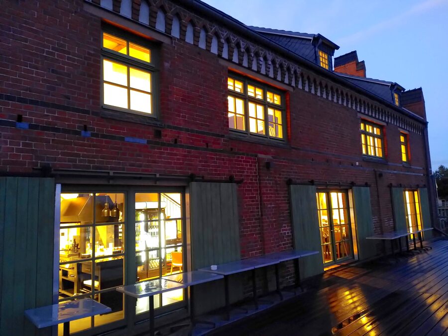 Die Terrasse des Kranhauses am Abend — hier soll künftig draußen ausgeschenkt werden.